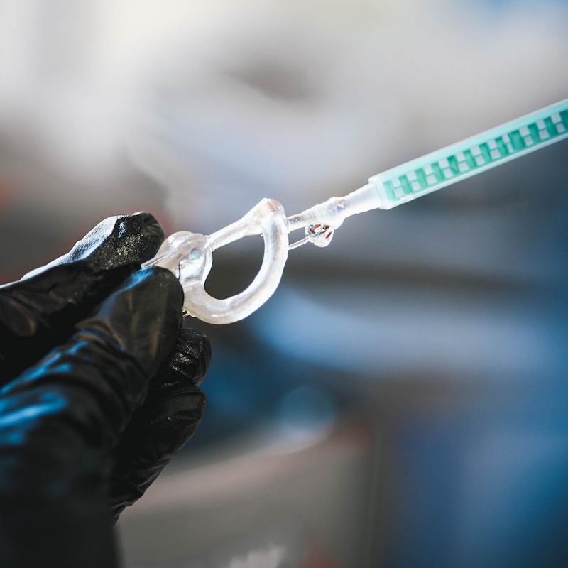Thermoelastisches Material (rapidtherm) wird präzise in einen 3D-gedruckten Cast injiziert – Schritt im Herstellungsprozess maßgefertigter Otoplastiken